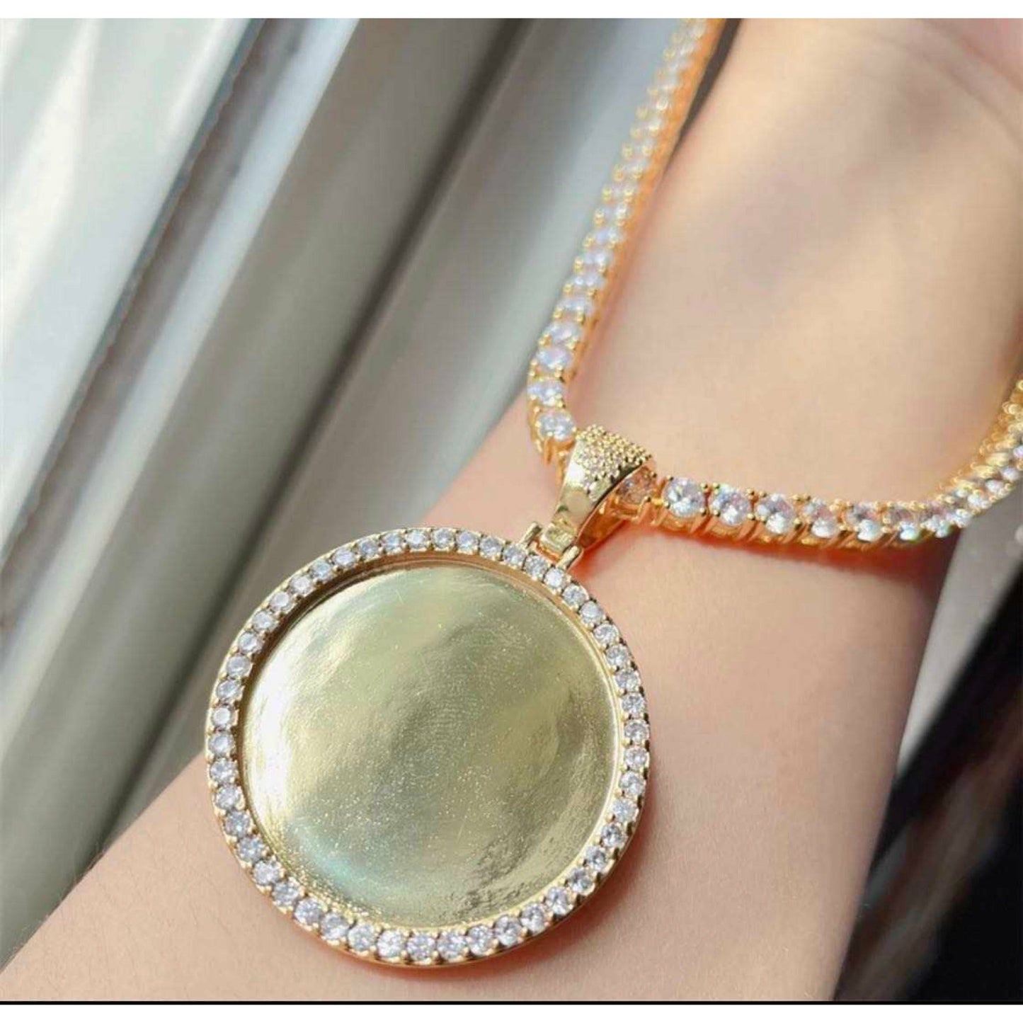 Round Moissanite Picture Pendant